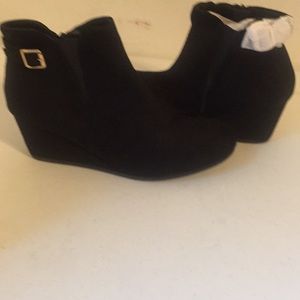 12W Vegan Suede Ankle Boots